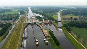 Verdunnen en afvoeren met HCH vervuild water Twentekanaal gestart. Verdünnung und Weglaufen von HCH-kontaminiertem Wasser aus Twentekanaal angefangen.